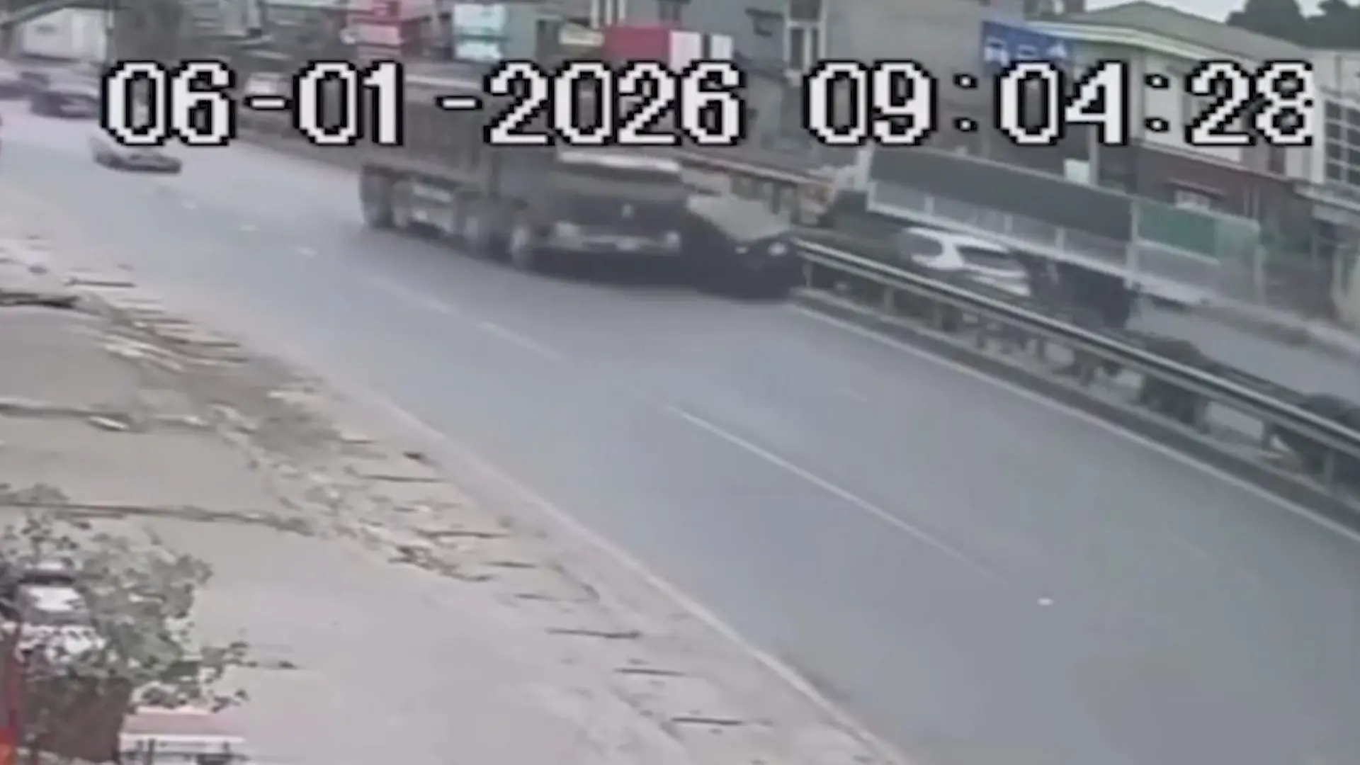 Xe tải chuyển làn ẩu gây tai nạn giao thông